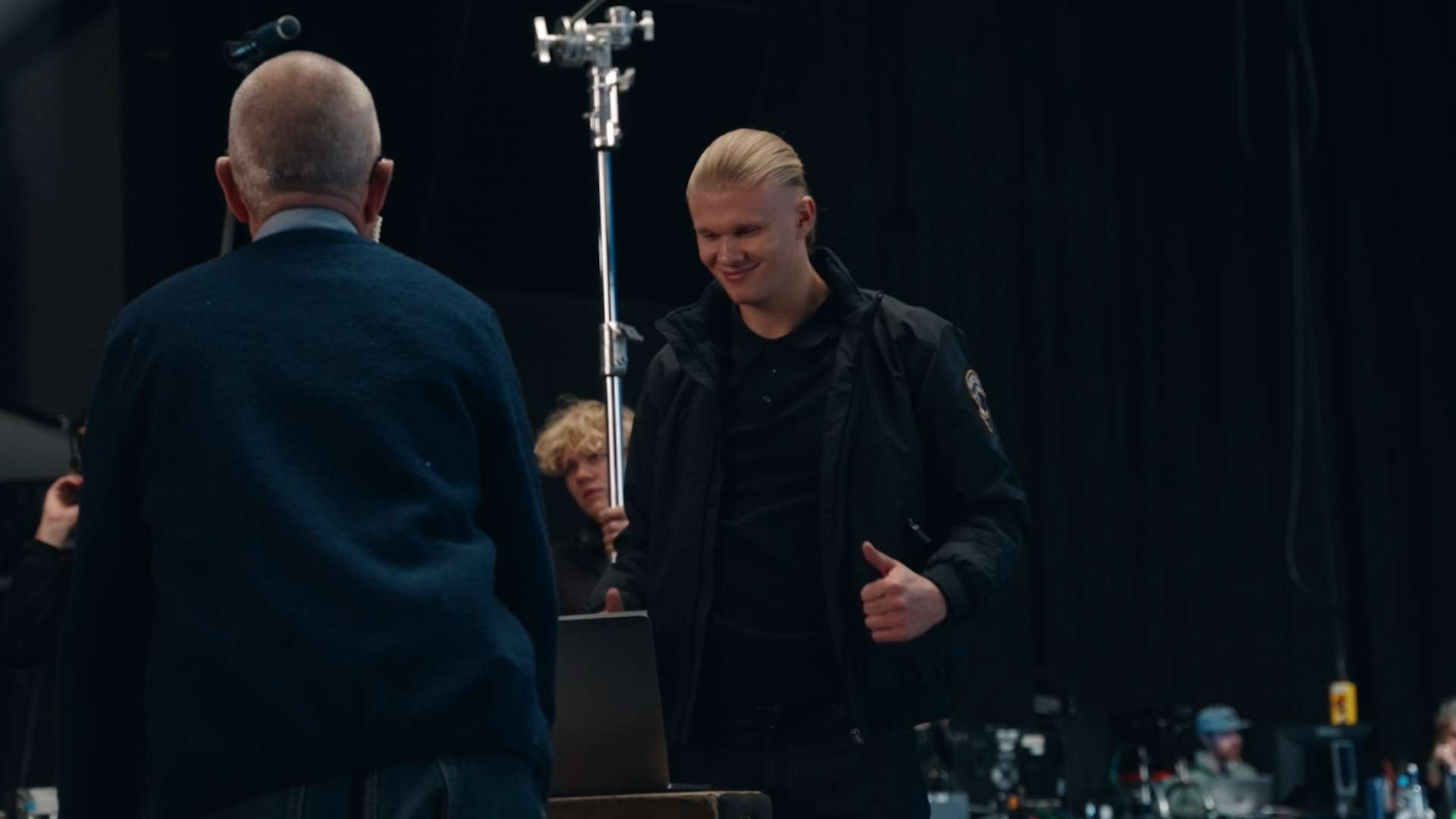 但佩戴眼罩 但佩戴眼罩